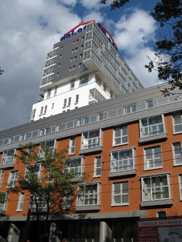 Budynek Wielorodzinny w Warszawie – zabudowa logii z aluminium