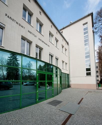 Państwowy Instytut Weterynaryjny w Puławach– fasada aluminiowa oraz stolarka okienna z PCV