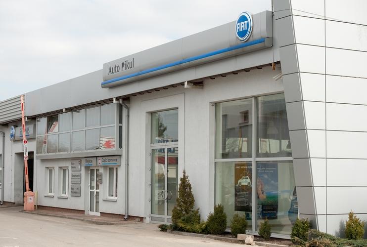 Salon Samochodowy „Auto Pikul” w Puławach – stolarka aluminiowa i okładziny elewacyjne